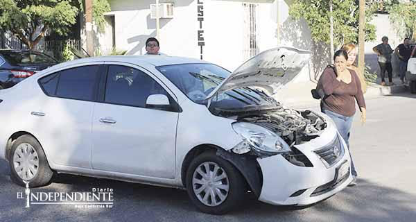 Dos vehículos se impactan por no respetar señalamiento en colonia Revolución