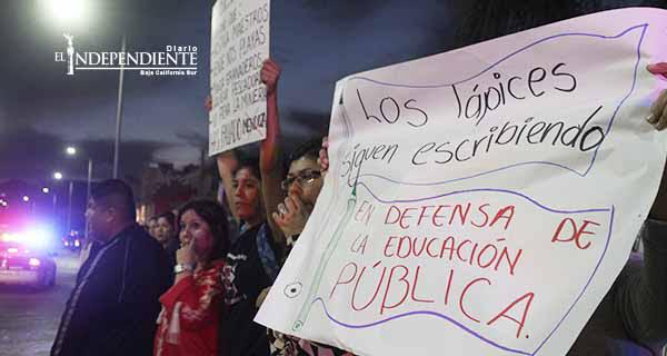 Con manifestación, maestros de Los Cabos dicen NO al cese de 21 maestros de BCS Con manifestación, maestros de Los Cabos dicen NO al cese de 21 maestros de BCS
