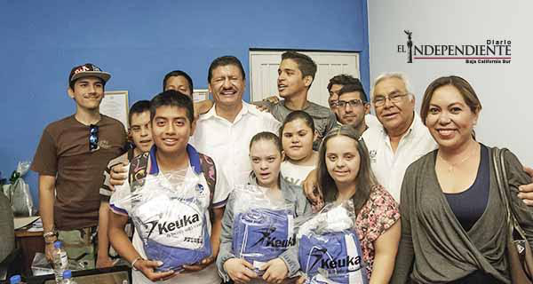 Entregó el Alcalde uniformes a 9 deportistas de la Paralimpiada Estatal Entregó el Alcalde uniformes a 9 deportistas de la Paralimpiada Estatal