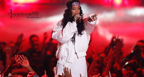 La voz de un fan sorprende a Rihanna en pleno concierto La voz de un fan sorprende a Rihanna en pleno concierto