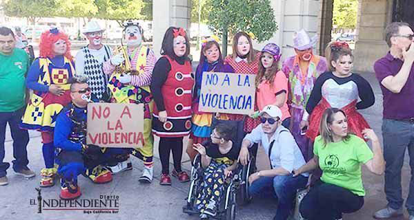 Tunden a batazos a payaso, 8 familiares de niño que perdió juego Tunden a batazos a payaso, 8 familiares de niño que perdió juego