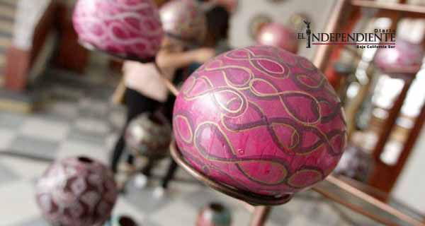 Artista interviene artesanías mexicanas para explicar la Kabbalah