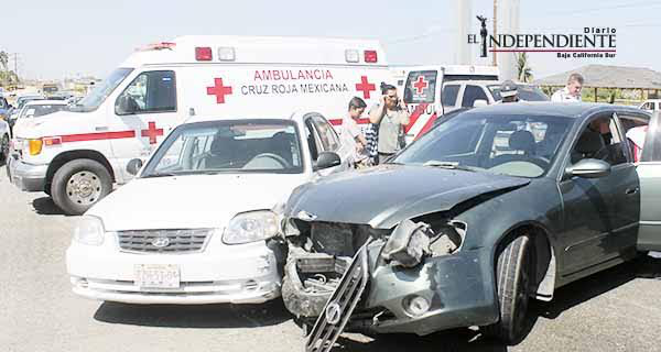 Semáforos descompuestos en SJC siguen ocasionando fuertes accidentes vehiculares Semáforos descompuestos en SJC siguen ocasionando fuertes accidentes vehiculares