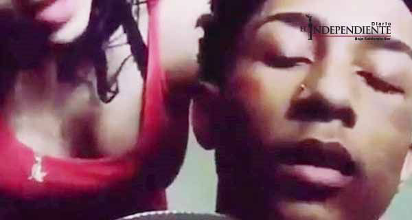 Con cuchillo en mano, 'novia psicópata' obliga a novio a disculparse Con cuchillo en mano, 'novia psicópata' obliga a novio a disculparse