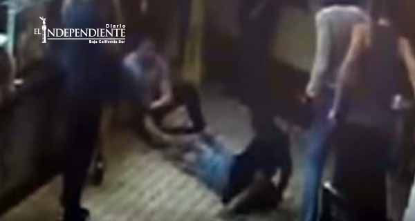 Por besarse en público, pareja gay es golpeada en Miami Por besarse en público, pareja gay es golpeada en Miami