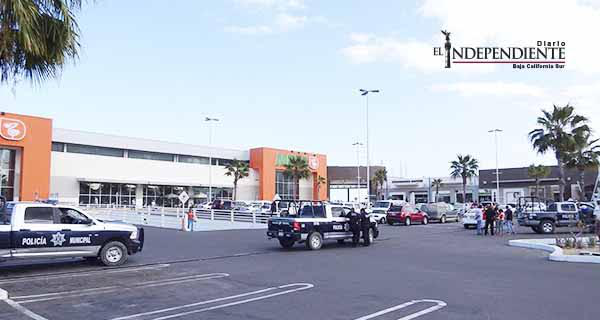 Salía de una tienda de autoservicio cuando fue asaltado; le quitaron su teléfono celular Salía de una tienda de autoservicio cuando fue asaltado; le quitaron su teléfono celular