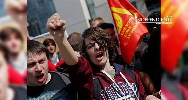 Miles de estudiantes protestan contra reforma laboral en Francia Miles de estudiantes protestan contra reforma laboral en Francia