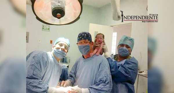 Médicos exhiben a recién nacido como trofeo y se toman selfie Médicos exhiben a recién nacido como trofeo y se toman selfie