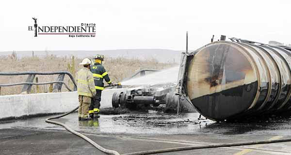 Explota pipa con combustible en carretera a Todos Santos!!!...
