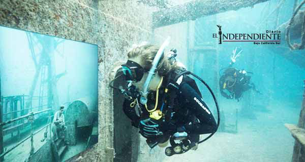 Realizan exposición de arte submarino a casi 28 metros de profundidad