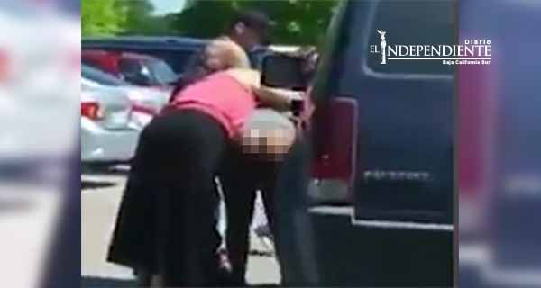 Mujeres se desgreñan por un lugar en el estacionamiento Mujeres se desgreñan por un lugar en el estacionamiento