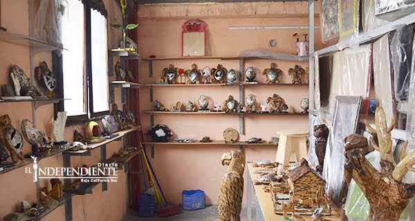 Internos del CERESO de La Paz se ayudan vendiendo artesanías que ellos fabrican