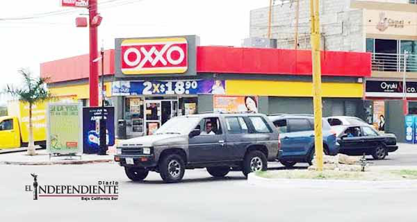 Con pistola en mano se robó condones y cigarros de un Oxxo