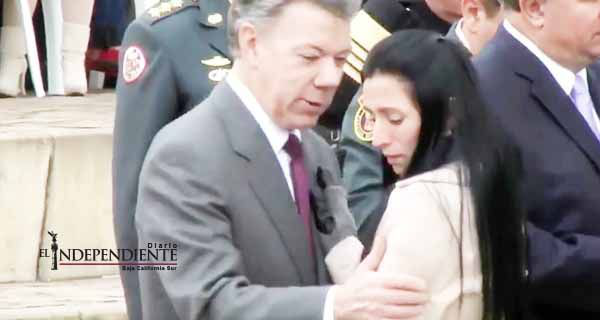 Mujer rechaza abrazo del presidente de Colombia Mujer rechaza abrazo del presidente de Colombia