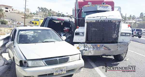 Tráiler choca contra 13 autos en el corredor turístico; 4 personas resultaron heridas