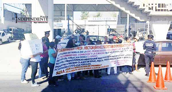 Por segundo día padres de familia bloquean parcialmente carretera; hoy realizan gallo vehicular A