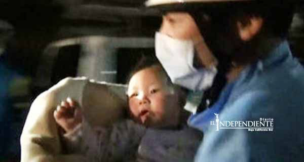 Rescatan a bebé de entre escombros tras sismo en Japón Rescatan a bebé de entre escombros tras sismo en Japón