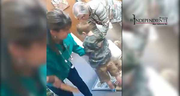 Maestras de EU golpean con tabla a niño frente a su madre Maestras de EU golpean con tabla a niño frente a su madre