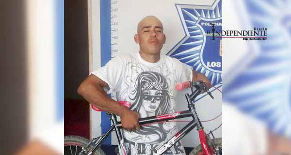 Intentó llevarse una bici estacionada, pero fue sorprendido por la propietaria