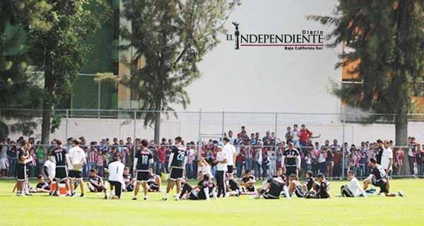 Afición rojiblanca ‘cobija’ a Chivas en entrenamiento Afición rojiblanca ‘cobija’ a Chivas en entrenamiento