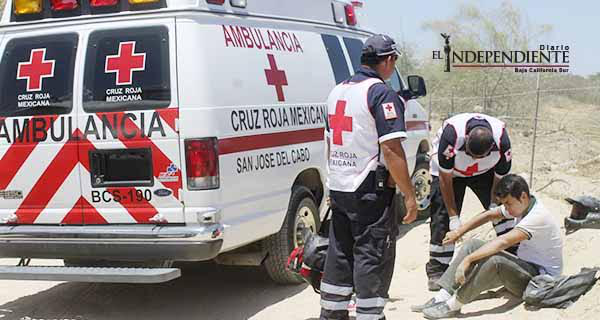 Joven sufre aparatosa caída en moto; no se percató de un montículo de arena