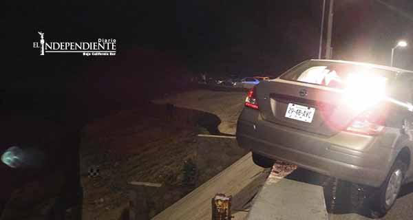 Tras sufrir accidente, conductor cae desde el mirador de playa Costa Azul