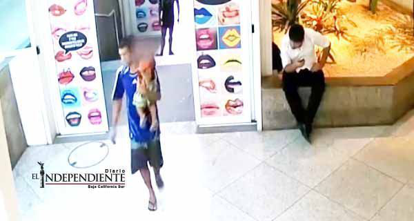Padres abandonan a su hijo de dos años en pleno centro comercial Padres abandonan a su hijo de dos años en pleno centro comercial