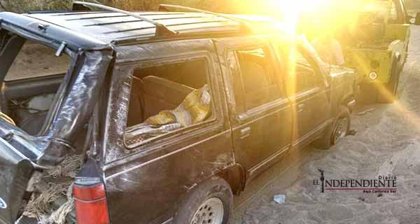 Vagoneta donde viajaban pepenadores vuelca en una brecha; conductor sale herido