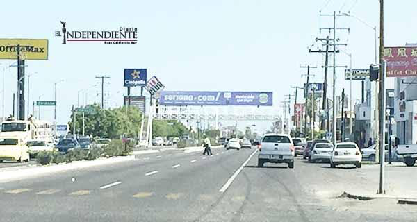 De “adorno” los puentes peatonales de La Paz