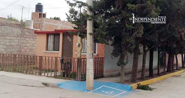 CFE apenas ha retirado 21 de más 1,000 postes que obstaculizan rampas para discapacitados