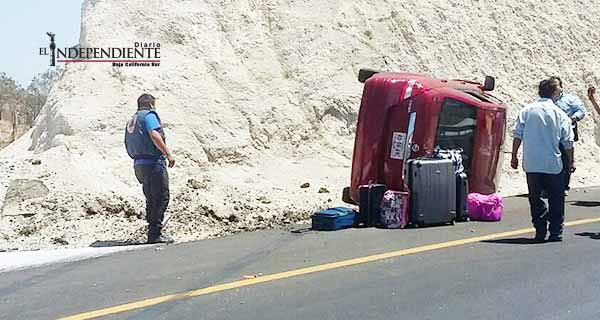 Conductor sale ileso de volcadura en libramiento carretero SJC-Aeropuerto