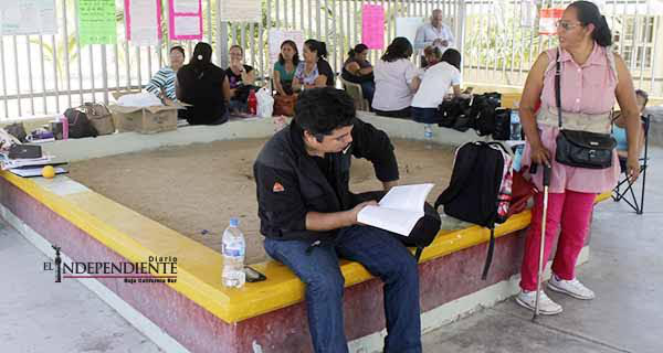 Sigue protesta de padres de familia; alumnos de Secundaria 34 cumplen un mes sin clases