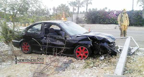 Destroza su Honda Civic tras estrellarse contra dos postes de alumbrado en el corredor turístico