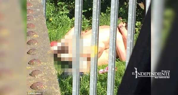 Graban a pareja sosteniendo relaciones sexuales cerca de escuela