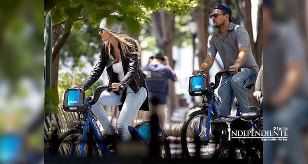 Leonardo DiCaprio pedalea con su nueva novia Leonardo DiCaprio pedalea con su nueva novia