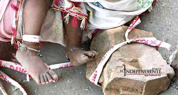 Padres atan a bebé a una piedra mientras salen a trabajar, en la India