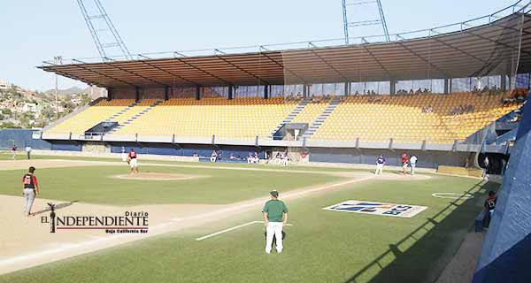 Venden cerveza a menores de edad en el estadio Arturo C. Nahl de La Paz Venden cerveza a menores de edad en el estadio Arturo C. Nahl de La Paz