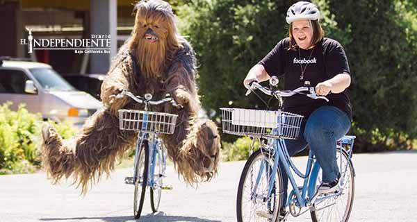 Mark Zuckerberg invita a 'Mamá Chewbacca' a Facebook Mark Zuckerberg invita a 'Mamá Chewbacca' a Facebook