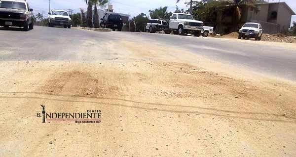 En la colonia Lomas de Guaymitas vecinos tapan los baches con tierra