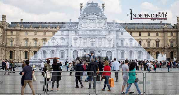 Artista desaparece la pirámide de cristal del Museo de Louvre Artista desaparece la pirámide de cristal del Museo de Louvre