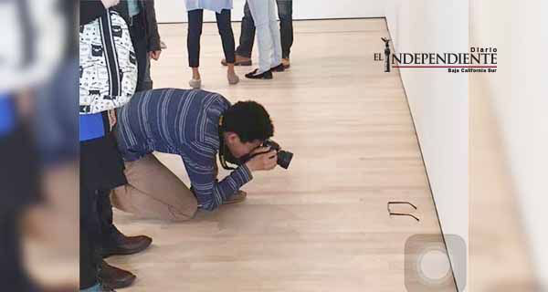 Tiró a propósito unos lentes al piso en un museo... Esto fue lo que pasó Tiró a propósito unos lentes al piso en un museo... Esto fue lo que pasó