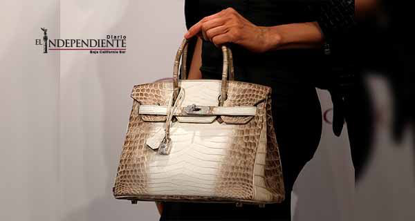 Bolsos femeninos guardan más... bacterias que un excusado