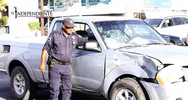 Arrolló a un motociclista e intentó darse a la fuga