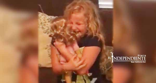 Niña recibe muñeca con prótesis y se vuelve viral Niña recibe muñeca con prótesis y se vuelve viral