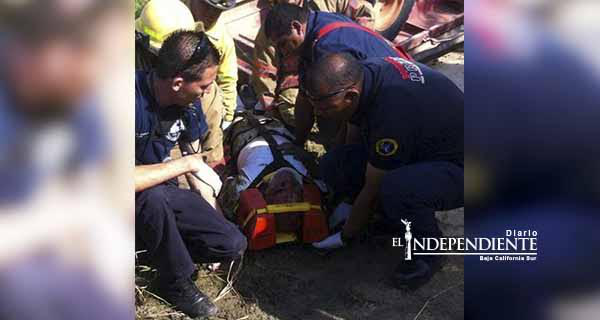 Tractor se impacta contra una caseta de vigilancia y embiste a un trabajador