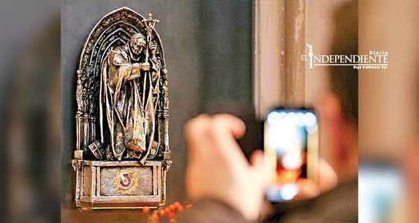 Roban tela con gota de sangre de Juan Pablo II Roban tela con gota de sangre de Juan Pablo II