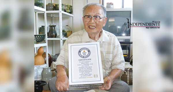 Anciano de 96 años se gradúa de la universidad Anciano de 96 años se gradúa de la universidad