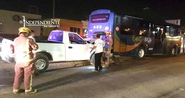 Conductor de pick up se da a la fuga tras impactarse contra un camión de transporte público
