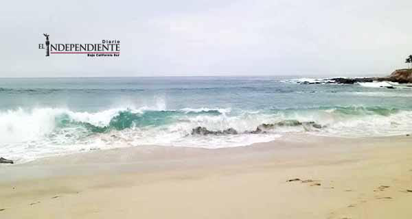 Rescatan a dos tripulantes de un velero a la deriva en aguas de Los Cabos