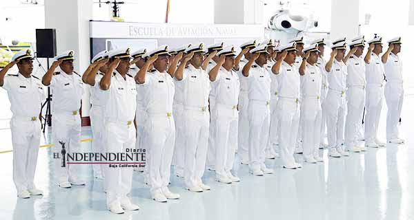 Se gradúan 33 nuevos oficiales de la Escuela de Aviación Naval en La Paz